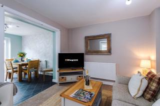 Modern 4-Bed Stay by 53 Degrees Property Perfect for Groups & Families - 6