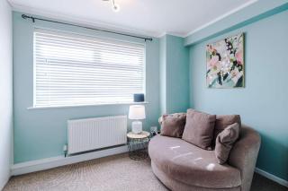 Modern 4-Bed Stay by 53 Degrees Property Perfect for Groups & Families - 3