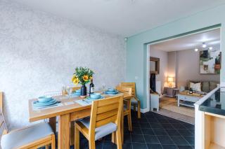 Modern 4-Bed Stay by 53 Degrees Property Perfect for Groups & Families - 1