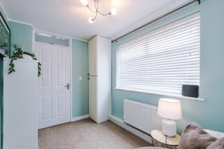 Modern 4-Bed Stay by 53 Degrees Property Perfect for Groups & Families - 2