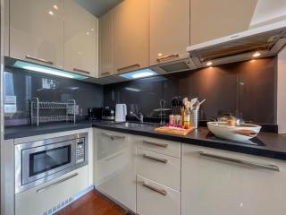 Near BTS l Large 55 sqm l Pool and Gym - 4