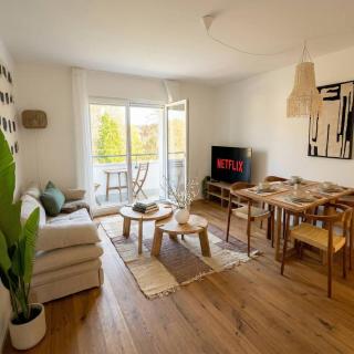 UP&GREAT Apartments - Modern Riverside Homes near Airport and Free Parking - 0