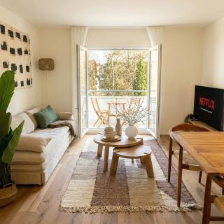 UP&GREAT Apartments - Modern Riverside Homes near Airport and Free Parking - 2