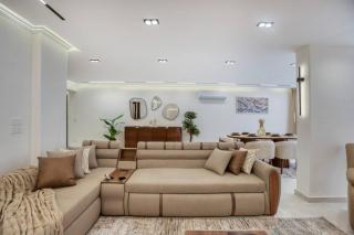 Stylish 3BR Central Stay | Near Airport | Sleeps 8 - 9