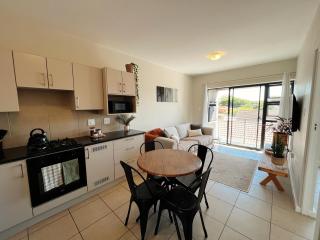 Soft landing - 2 bed 1 bath, within 1km of Airport - Gqeberha - 6