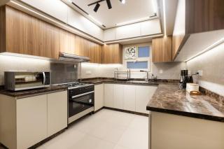 Stylish 3BR Central Stay | Near Airport | Sleeps 8 - 6