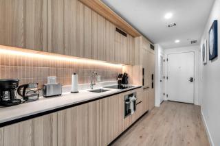 Brand New Downtown Condo on the 17th Floor w Free Parking - 5