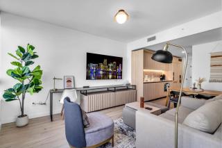 Brand New Downtown Condo on the 17th Floor w Free Parking - 2