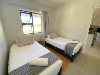 Soft landing - 2 bed 1 bath, within 1km of Airport - 2
