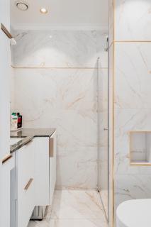 Renovated Luxury Suite - Premier City Centre Hub - 9