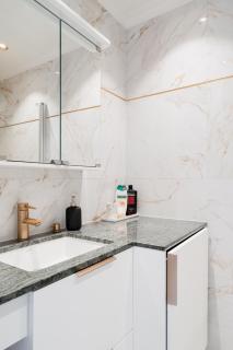 Renovated Luxury Suite - Premier City Centre Hub - 6