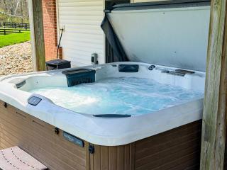 Country Home with Hot Tub Fire Pit for 10 Guests - 9