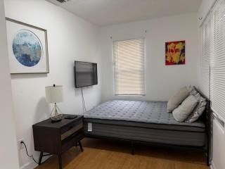 Great 3 bedroom house, Miami Great value central location - 2