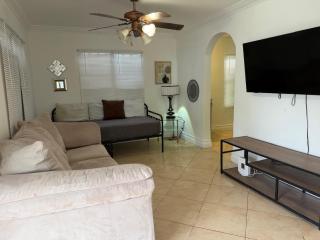 Great 3 bedroom house, Miami Great value central location - 0