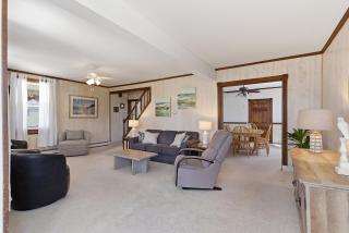 3 Bedroom 2 bath Beach House condo- 10 houses from the beach walk to the beach, where every fisherman's paradise begins - 7