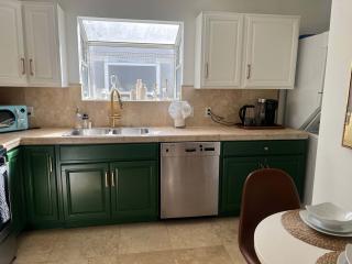 Charming West Hollywood Bungalow Near Dining and Nightlife - 2