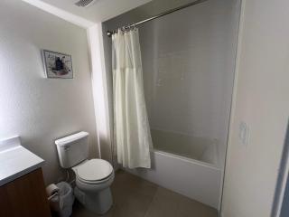 Spacious Hollywood Apartment with Pool Spa and Balcony - 2