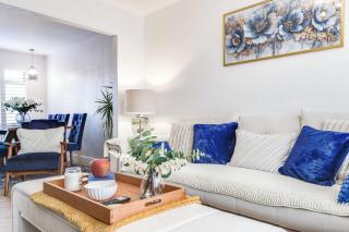 Spacious 3BR Retreat Mountain Views - 7