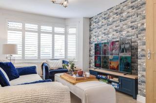 Spacious 3BR Retreat Mountain Views - 4