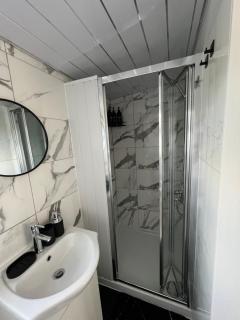 Private Luxury Fully Furnished Studio Flat - 4