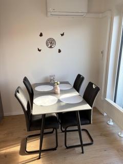 Topoľčianska Apartment Bratislava - Cozy stay with parking, AC & 10min tram to Old Town - 3