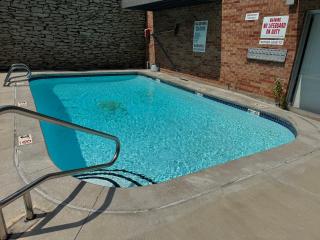Stylish 1-Bedroom Plaza Retreat with Pool - 43 - 7