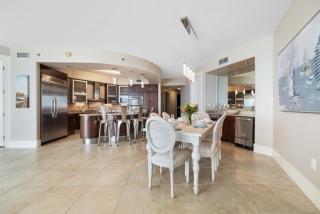 Bella Luna 407-Luxury Condo-Sleeps 8-Walk to Flora-Bama-2 King Beds-Flora-Bama - 1
