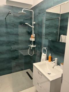 Central Comfort Studio with Free Parking - 7