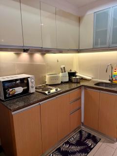 Venice Luxe King Bed Retreat, Netflix, Kitchen, Pool Access - 3