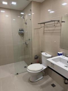 Venice Luxe King Bed Retreat, Netflix, Kitchen, Pool Access - 1