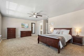 Spacious 3BR Getaway Near Downtown & Ft Sam - 8