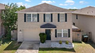 Spacious 3BR Getaway Near Downtown & Ft Sam - 4