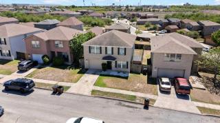 Spacious 3BR Getaway Near Downtown & Ft Sam - 6
