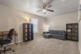 Spacious 3BR Getaway Near Downtown & Ft Sam - 5