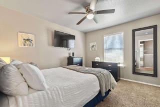 Spacious 3BR Getaway Near Downtown & Ft Sam - 2