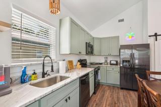 Spacious 3BR2BA6Beds Near Downtown - 1