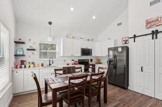 Modern 3BR2BA6Beds Fenced Yard Near Downtown - 3