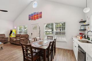 Modern 3BR2BA6Beds Fenced Yard Near Downtown - 4