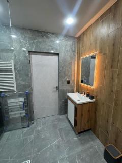 Квартира в новостройке с дизайнерским ремонтом - 5