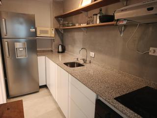 Silencioso depto en pleno centro con balcón - 9