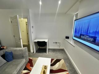 Modern 1-Bed Flat with Workspace and Free Parking - 2