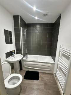 Modern 1-Bed Flat with Workspace and Free Parking - 1