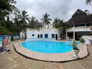 Luxurious 4-Bedroom Holiday House with Pool Access in Diani Beach - 9