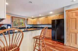 Treetops: 4 br, woodstove, a/c, deck views, firepit, garage, great location - 5