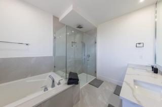 Elegant 4BR Main Suite Family Friendly with Terrace - 1