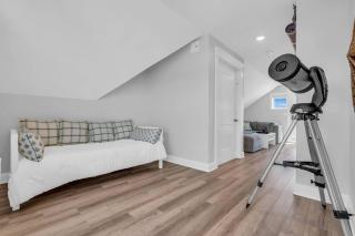 Half Block 2 Beach, 5BR with Pool, Linens & Towels - 4
