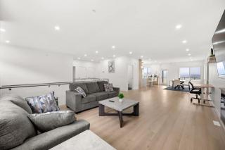 Modern 4BR Suite with Mountain Views - 8