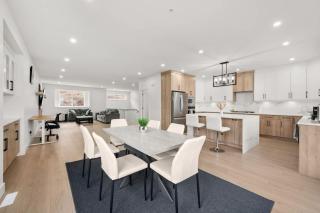 Modern 4BR Suite with Mountain Views - 7