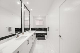 Modern 4BR Suite with Mountain Views - 2