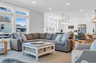 Half Block 2 Beach, 5BR with Pool, Linens & Towels - 5